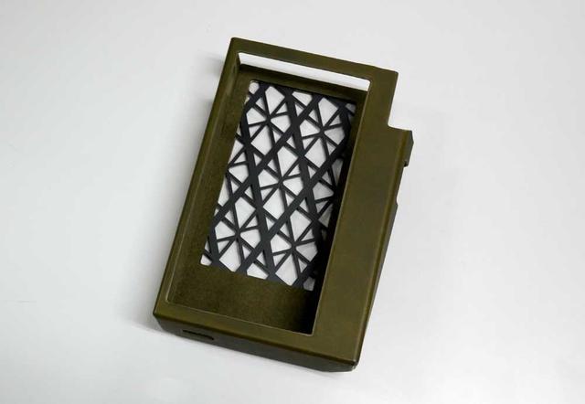 画像: 専用ケースのサンプル。背面には放熱用(?)のスリットがある