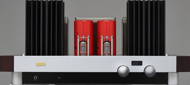 画像: フロントビュー。中央の2本の12AX7LPSでプリ部を構成し、左右のタワー状のヒートシンクに純A級のパワーアンプ部が収められる。前面の2つのノブは、入力切り替え(左)とボリュウム。