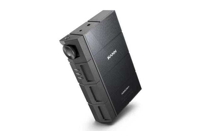 画像: 本体は右側面がクサビ型(?)になっており、本体が大型化しても握りやすい形状としている