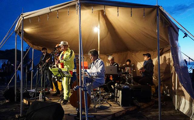 画像: オレンジ気分バンドのメンバーは、田村玄一さん(Pedal Steel)、柏原譲さん(Bass)、木暮晋也さん(Guitar)、あらきゆうこさん(Drums)、HAKASE-SUN(Keyboards)、高木完さん(DJ&Other)といった豪華な面々