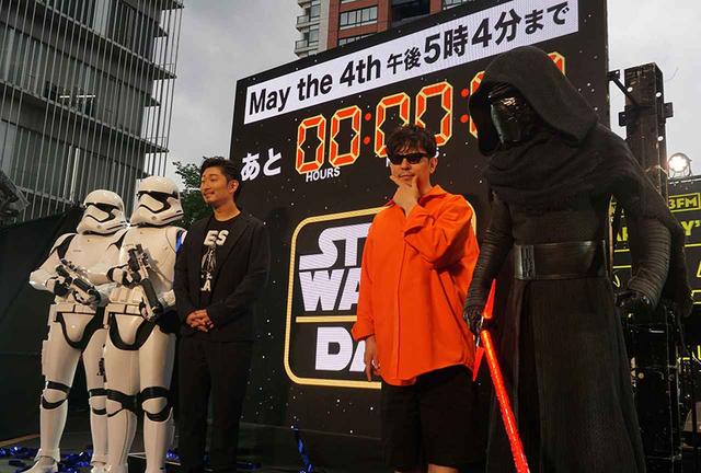 画像: カウントダウンイベントに登場したEXILEのMAKIDAI氏(左)とm-floの☆Taku Takashi氏(右)