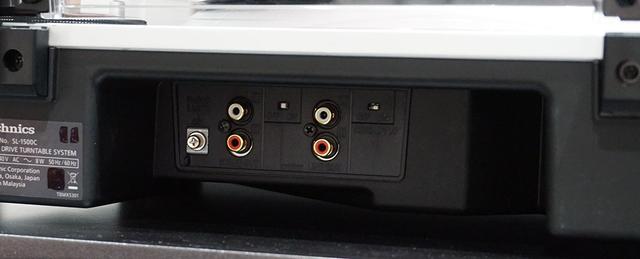 画像: SL-1500Cのリアパネル。左がPHONO出力で、右がLINE出力。その真ん中上側に切り替えスイッチが見える