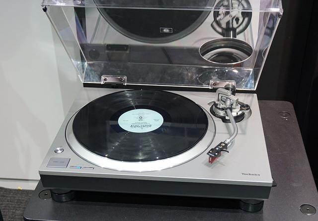 画像: 「SL-1500C」のサイズは「SL-1200MK7」と同じで、本体はシルバー仕上げとなる