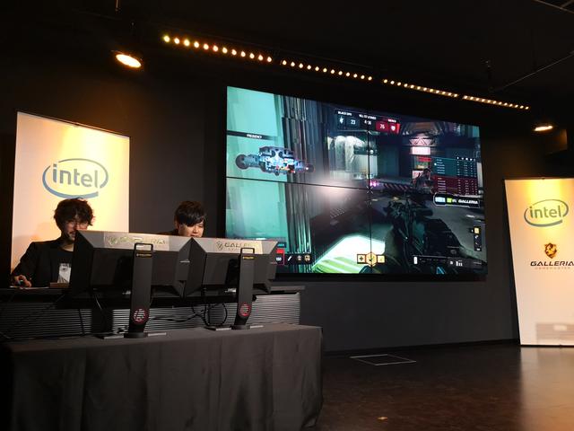 画像: 参加していない参加者にはわかりやすく巨大スクリーンにゲーム画面が映し出されていた。