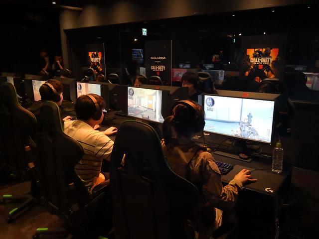 画像: 対面で置かれたPC環境でゲームをするオフラインならではの緊張感に圧倒されてしまった。