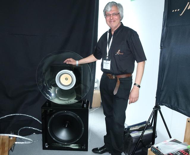 画像: JOSOUNDの期待のECOJOスピーカーと開発者のJoe Johalさん