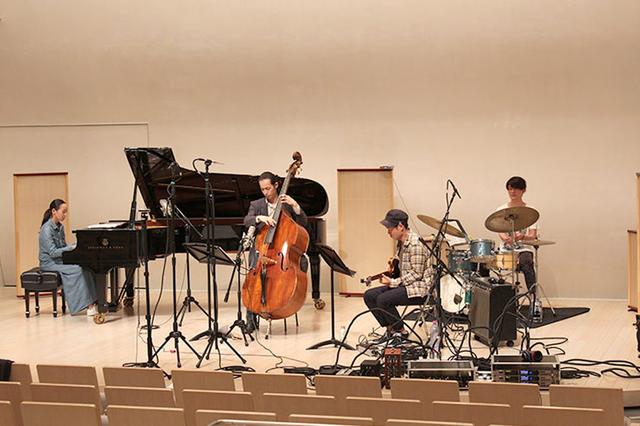 画像: 「Moment 4 Autumn」のレコーディングの模様。ホールを貸し切って、DSD 5.6MHzでの一発録音を実施