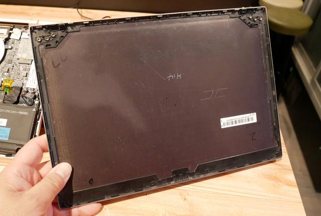 画像: 新構成のカーボンを採用した天面。軽いのにペナペナしない剛性感を持つ