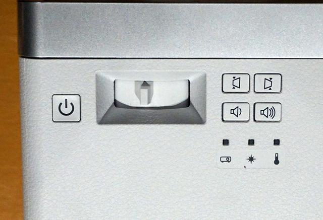 画像: ズームは1.35倍のデジタルズーム。写真はマニュアル操作用のレバー