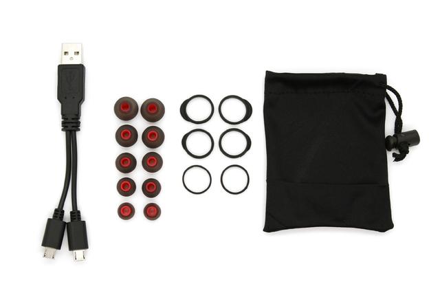 画像: 付属品の一覧。充電は左右ユニットそれぞれに直接行なうので、二股のUSBケーブルが同梱される
