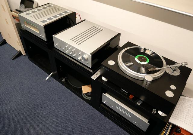 画像: 左がパワーアンプの「M-5000」で中央がプリアンプの「C-5000」。右端の「GT-5000」を含めてすべてバランスケーブルでつないでいる