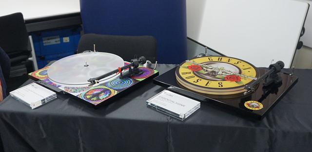 画像: 左が「The Ringo Star “Peace & Love Turntable”」で右が「Guns N’Roses Recordplayer」