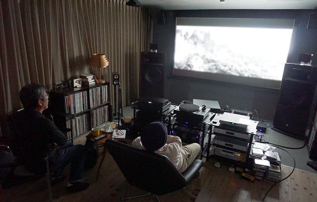 画像: 山本邸のスクリーンにて、様々な4K作品を上映してもらった