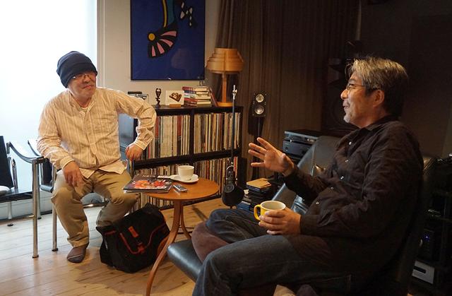画像: 4K放送の楽しさ、素晴らしさを熱く語る山本さん(右)と、興味津々で耳を傾ける久保田さん(左)。取材は山本さんのシアタールームで行なった