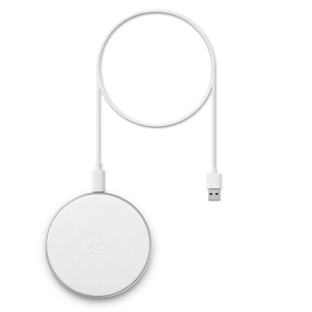 画像: 本体と同色のワイヤレス充電パッド「Beoplay Charging Pad Motion White」