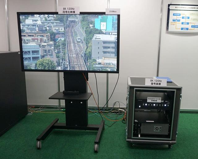 画像: 8K/120pのデコーダー機能を内蔵したPC(写真右ラック下側)