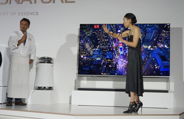 画像: 安藤監督も、8K有機ELテレビの映像に興奮気味