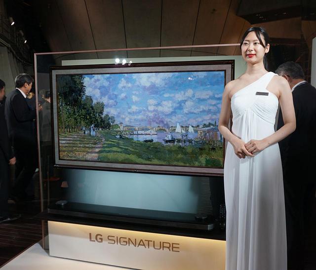 画像: 4K有機ELテレビ「LG SIGNATURE W9」は、日本でも「W9P」の型番で発売中。写真は65インチモデル