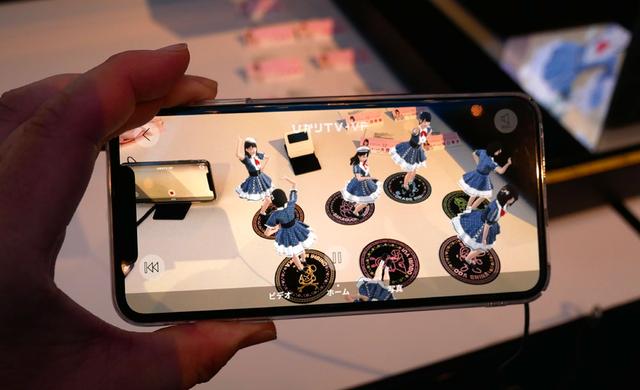 画像: ▲3Dフィギアのアイドル版。AKB48(TEAM8)のメンバーの実際の動き(ダンス)をモーションキャプチャし、音声も本人のものをサンプリングして再現。コースターを動かすと、3Dミニチュア映像も動く。推しメンバーのコースターのみ集めれば、一人48も実現できる