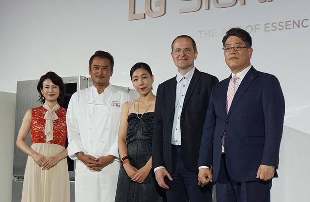 画像: 左から、司会の馬場典子さん、フレンチシェフの木下威征さん、映画監督の安藤桃子さん、LG SIGNATURE統括デザイナーのトーステン・ヴァリュアーさん、LGエレクトロニクス・ジャパン(株)代表取締役の李 栄彩さん