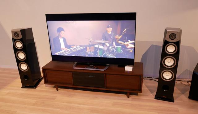 画像: ▲会場入ってすぐのところには、ハイレゾ+4K映像配信の体験ブースを展示。96kHz/24bitの音声が楽しめる。会場に来ていた麻倉氏&藤原氏もデモを聴いて、喜んでいた。