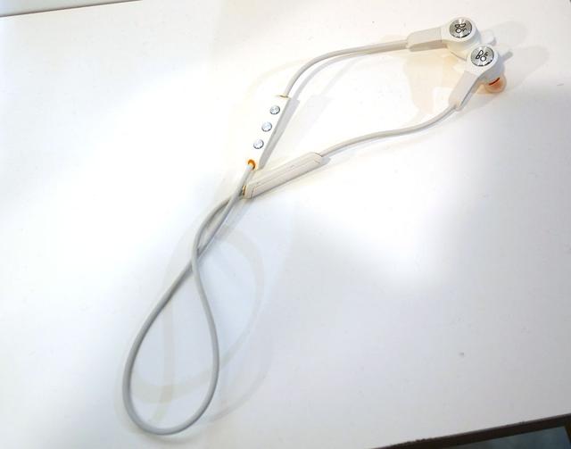 画像: ネックタイプのワイヤレスイヤホン「Beoplay E6 Motion」