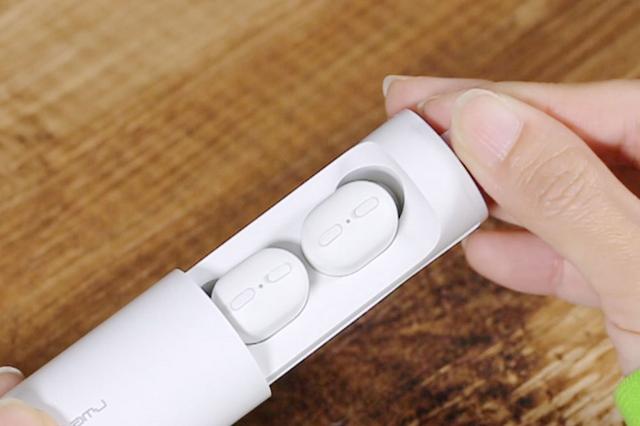 画像: 収納ケースはイヤホン本体と同色。充電機能も持ち、本体を6回充電可能