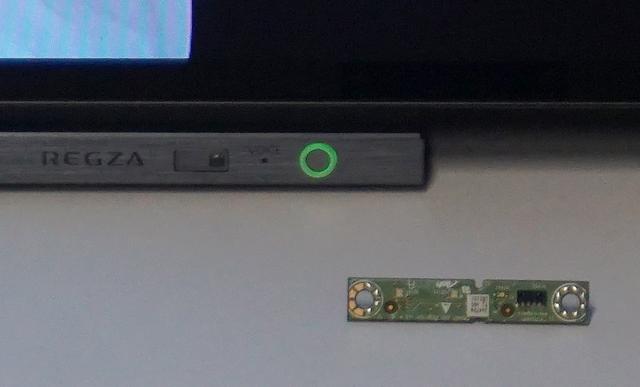 画像: 写真右手前が色温度センサーを搭載した基板。X930では、電源LEDの左横に内蔵されている。
