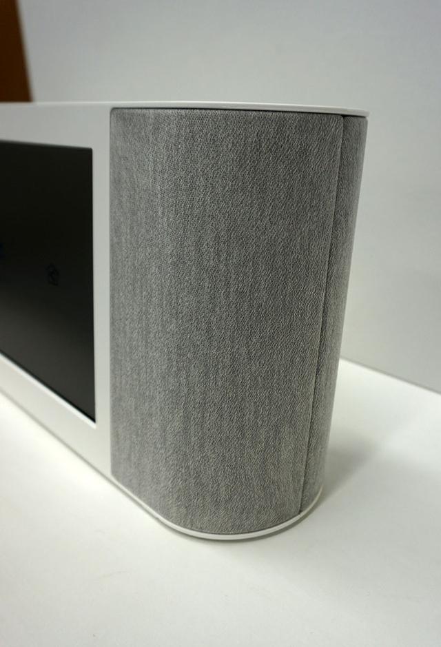 画像: 正面右側のスピーカー部。ロングバスレフポートが内蔵されており、豊かな重低音が楽しめるそうだ