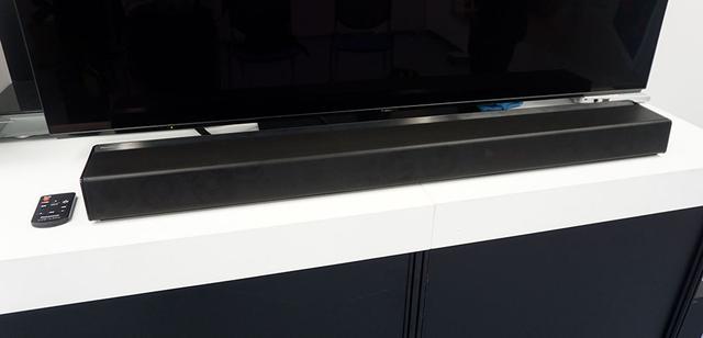 画像: 「SC-HTB900」は先日発表された有機ELビエラ、GZ1000シリーズとのデザインマッチングを図っており、テレビの画面下側にHTB900の本体が収まるように設計されている