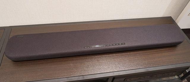 画像: 「YAS-109」の本体サイズはW890×H53×D131mmで、背面には壁掛け用のネジ穴も準備されている