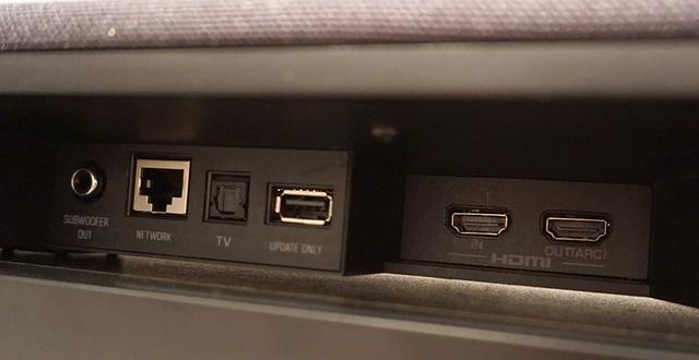 画像: 中央中央後ろの接続端子部。HDMI入出力各1系統の他、光デジタルやLAN端子を備えている。アナログ音声入力は非搭載となった