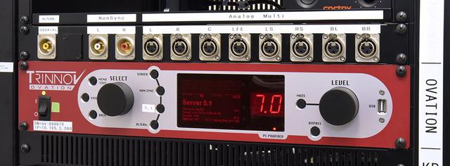 画像: トリノフのシネマプロセッサー「OVATION」はサーバールームにセットされていた。シネマサーバーからのリニアPCM信号を入力し、ルームチューニングのEQ処理を加えた後に、パワーアンプに出力している