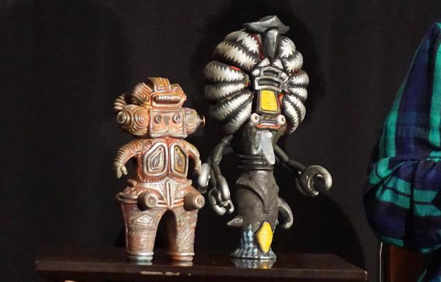 画像: 片桐氏の作品から「キング縄文」(左)と「シャックール星人」(右)