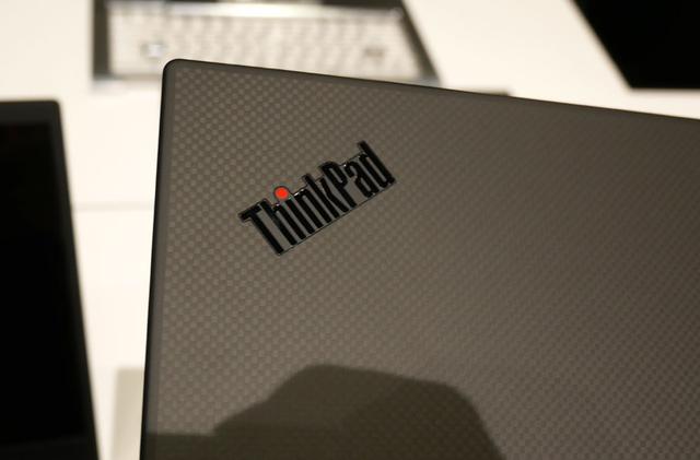 画像: ThinkPad X1 Carbonの天面のカーボン柄が見られる仕様