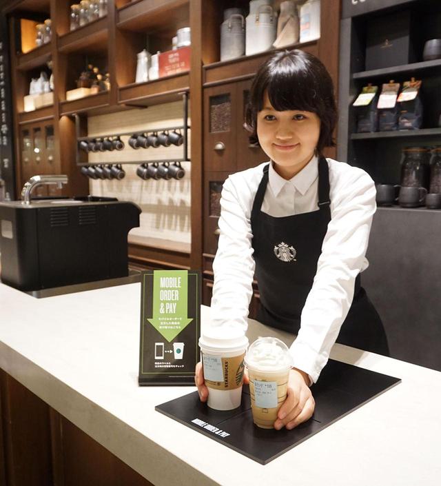 画像: お店には「Mobile Order & pay」オーダー用のコーナーが準備され、受取番号に応じた商品が並べられている