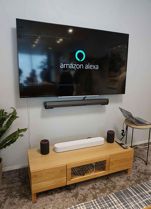 画像: 「Amazon Alexaおうちラボ」には、Alexaで音声操作できるテレビやバースピーカーなども置かれている