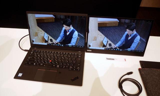 画像: ThinkPad X1 CarbonとThinkVision M14(右)