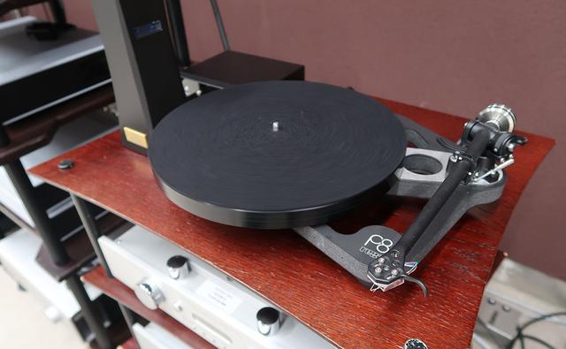 画像: Rega(レガ)製ターンテーブルを象徴するモデルとして知られた「RP8」のブラッシュアップ版ともいえる、「Planar 8」。スケルトン・デザインが踏襲され、トーンアームには新開発の「RB880」を搭載