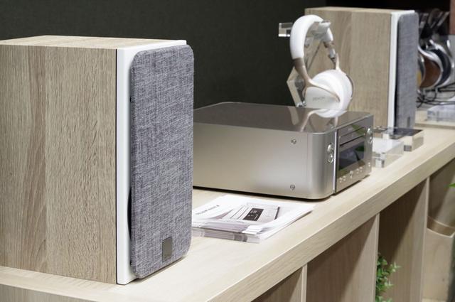 画像: マランツのミニコンポ最新作「M-CR612」。ソフトなグリルのDALIの新作ブックシェルフ「OBERON1」とお似合い