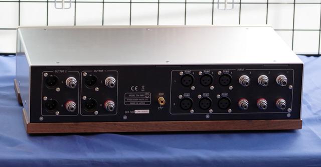 画像: 「CM-2000」(定価150万円、税別)のリアパネル。バランスを装備し、同社の考えるハイブリッド・パッシブアッテネーターの新境地