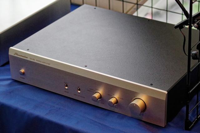 画像: フォノアンプ「EA-350」は定価39万円(税別)。3種類のカーブ切り替え、ステレオ/モノ切り替えなど嬉しい機能も