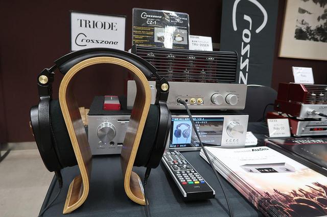 画像: 通常のヘッドホンが「頭の中」に音が定位するのに対し、スピーカーと同様に頭の外側で音が広がる心地良さを機構的に作り上げたクロスゾーンの「CZ-1」