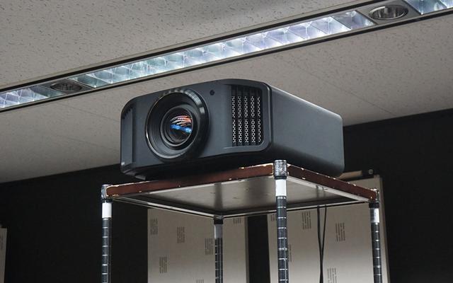 画像: プロジェクターは8K e-shift機能を搭載したJVCのDLA-X9R