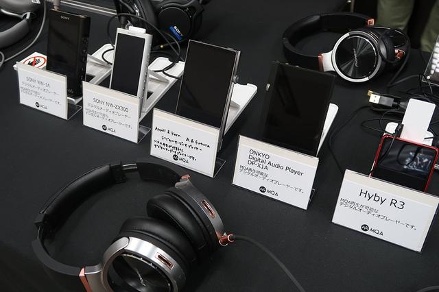 画像: MQAに対応する各社のDAPが勢ぞろい。ソニー ウォークマンの「WN-1A」と「ZX300」、アステル&ケルンの「A&futura」、オンキヨーの「DP-X1A」、HiBy Musicの「HiBy R3」でMQA音源の試聴が可能となっていた