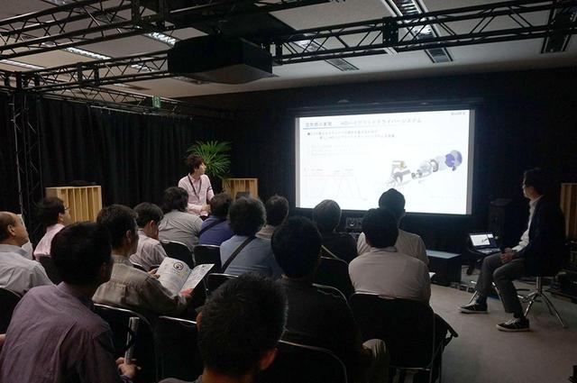 画像: イベントスペースは、開発者の話を聞きたいというファンで満席