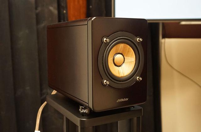 画像: 細かな音質チューンが施された「EX-HR10000」のスピーカー部