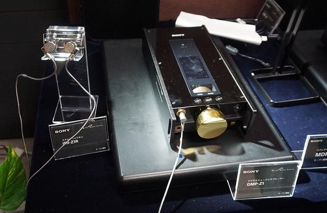 画像: デジタルミュージックプレーヤー「DMP-Z1」(右)とインナーイヤホン「IER-Z1R」(左)が並んで展示されていた