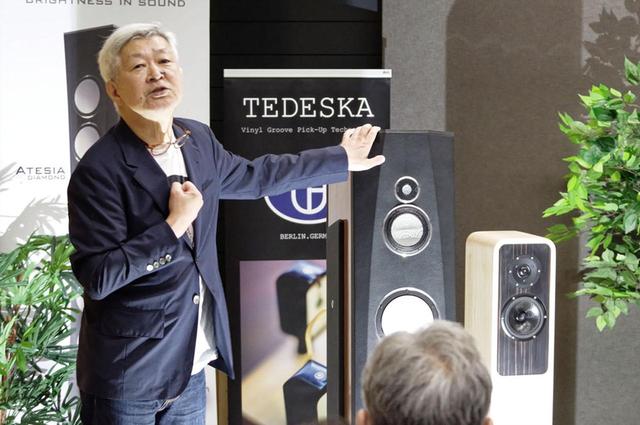 画像: ALBEDOの「ACCLARA」をデモンストレーションする和田さん。持参したアナログレコードを再生しながらトランスミッションライン方式の特徴を解説。ちなみにその右に見えるトールボーイがAUDELの「Malika mk2」