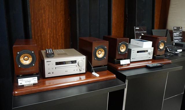 画像: 店頭販売モデル。左の「EX-HR99」は9cm、右の「EX-HR55」は8.5cmのウッドコーンユニットを搭載している